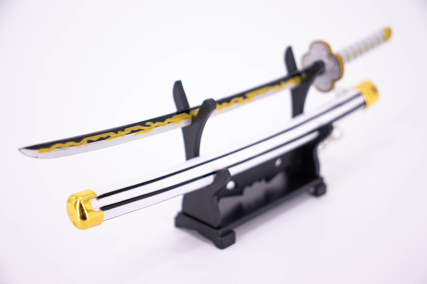 DEMON SLAYER – ZENITSU AGATSUMA’S NICHIRIN SWORD KEYCHAIN