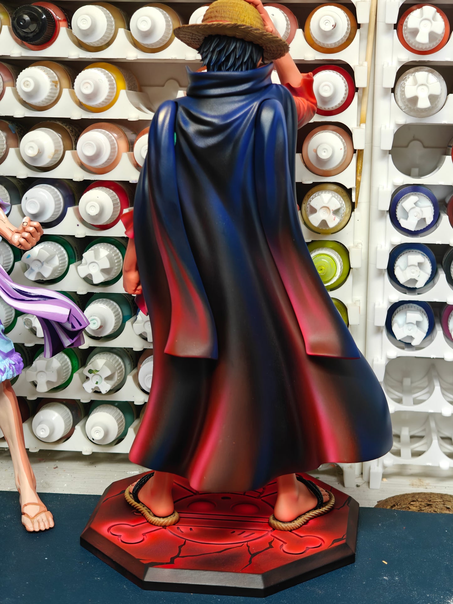 LX x 8X SCOPE STUDIO - ONE PIECE: HAT HOLDING LUFFY [IN STOCK]