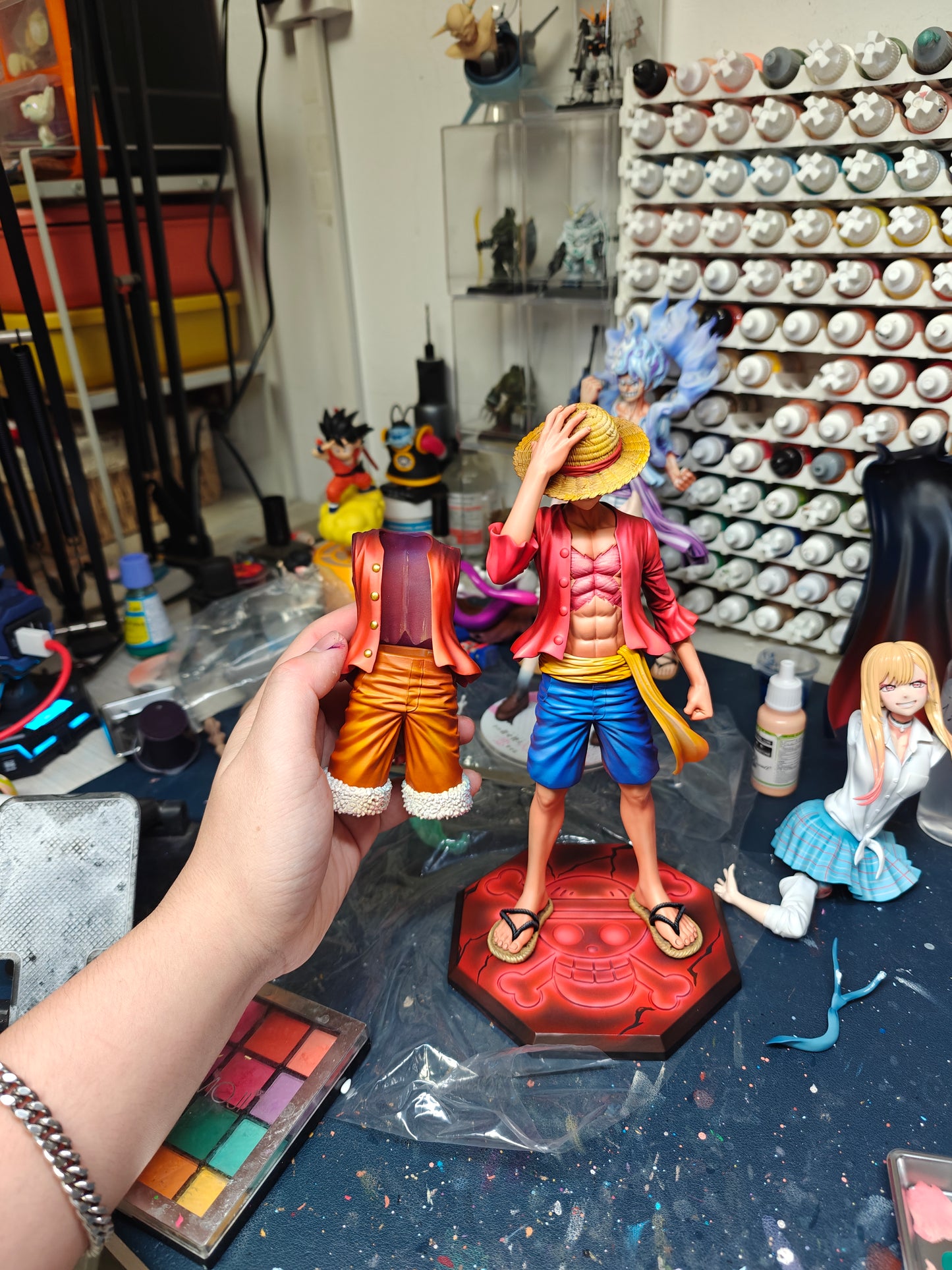 LX x 8X SCOPE STUDIO - ONE PIECE: HAT HOLDING LUFFY [IN STOCK]