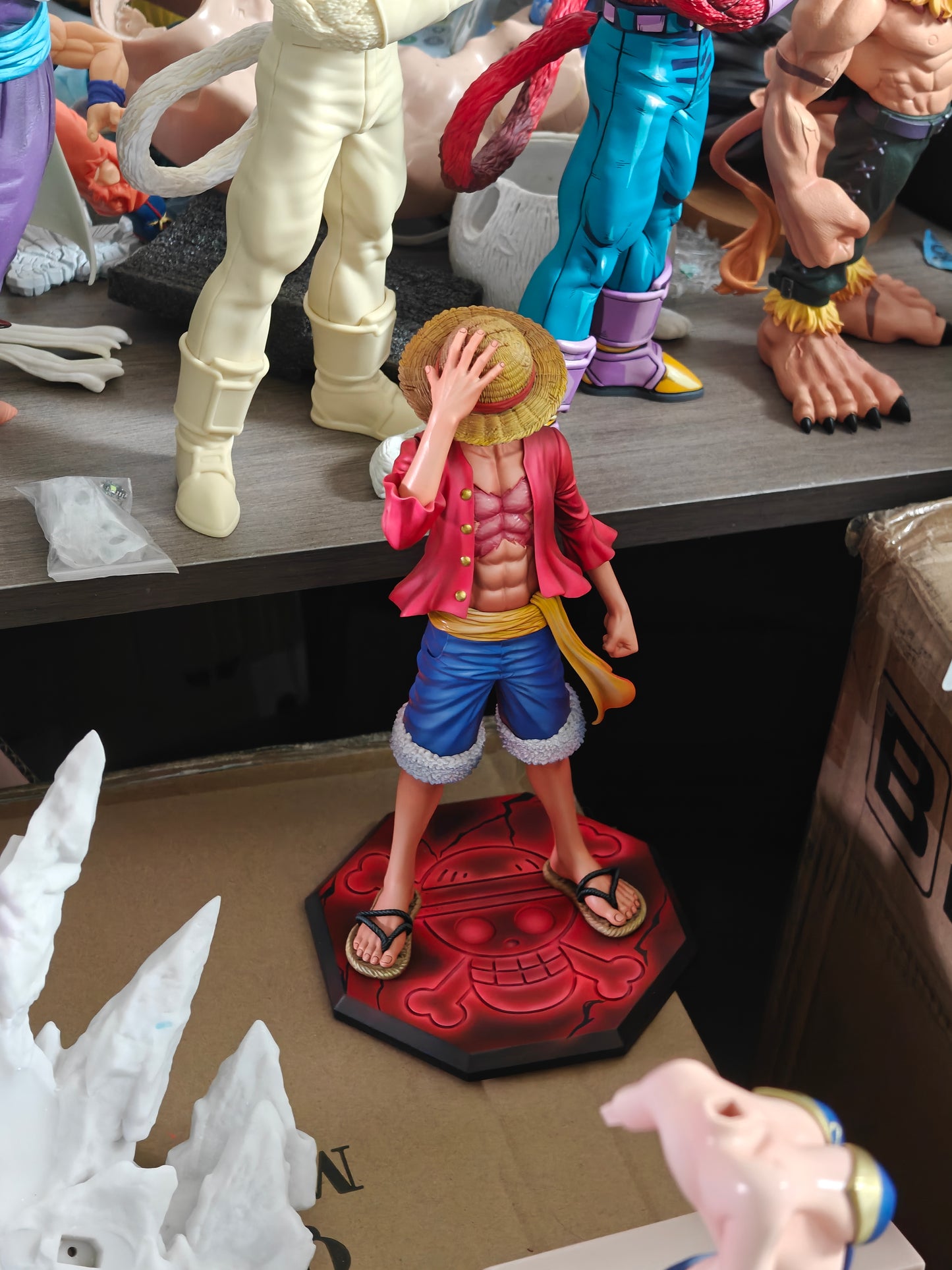 LX x 8X SCOPE STUDIO - ONE PIECE: HAT HOLDING LUFFY [IN STOCK]