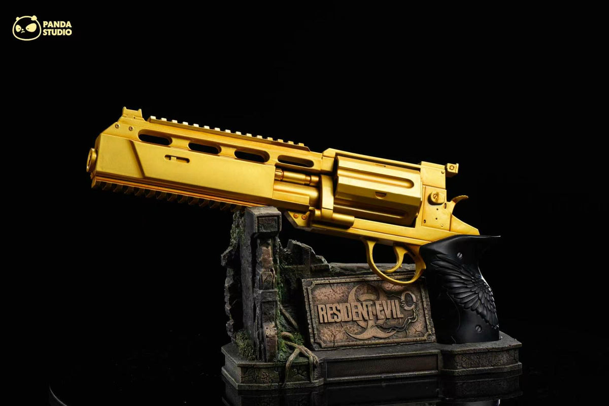 PANDA STUDIO – RESIDENT EVIL 9: GOLD REQUIEM REVOLVER AND HATCHET 1/1 [PRE-ORDER]