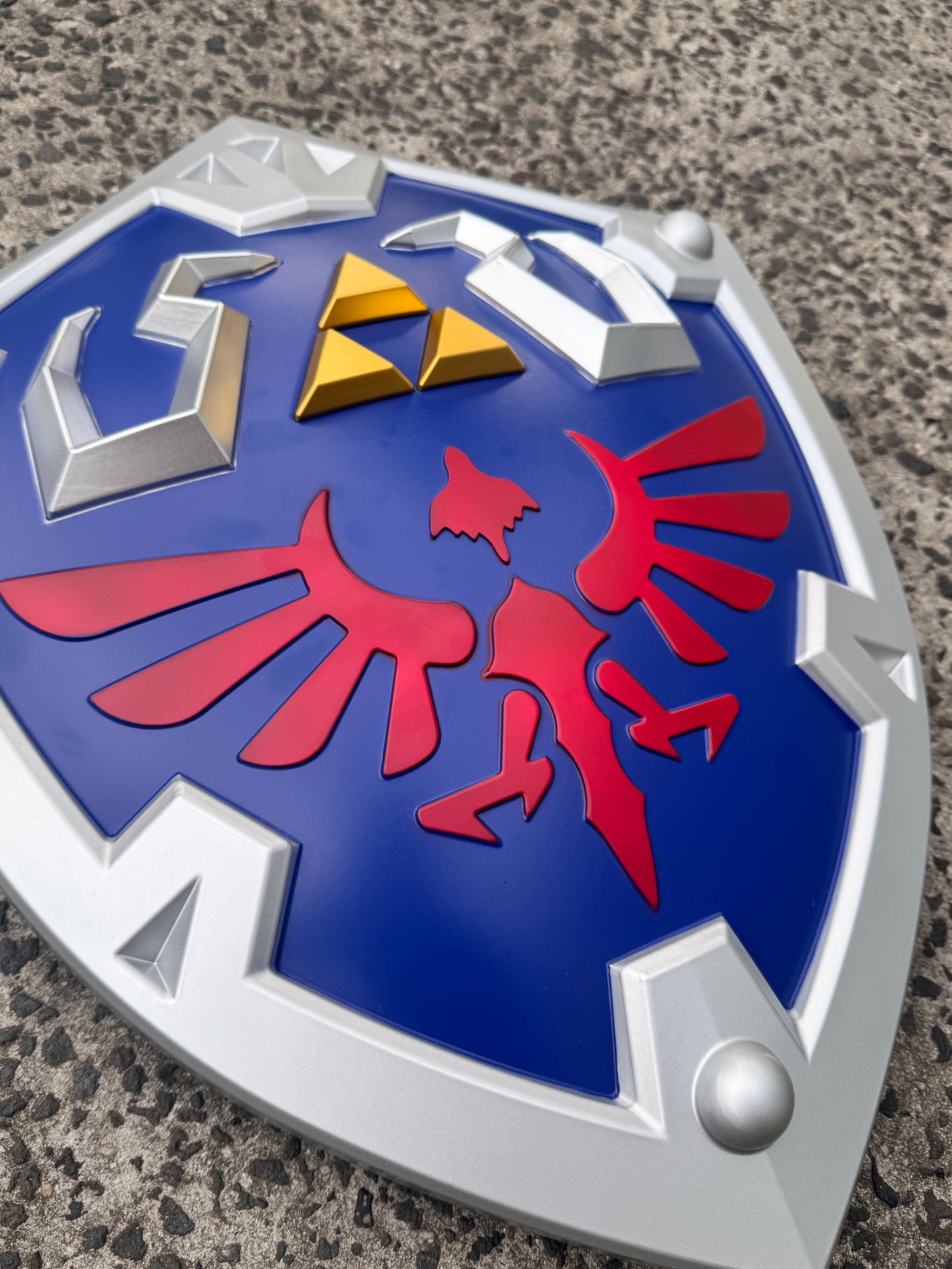 THE LEGEND OF ZELDA - HYLIAN SHIELD (LIFE SIZE METAL REPLICA)