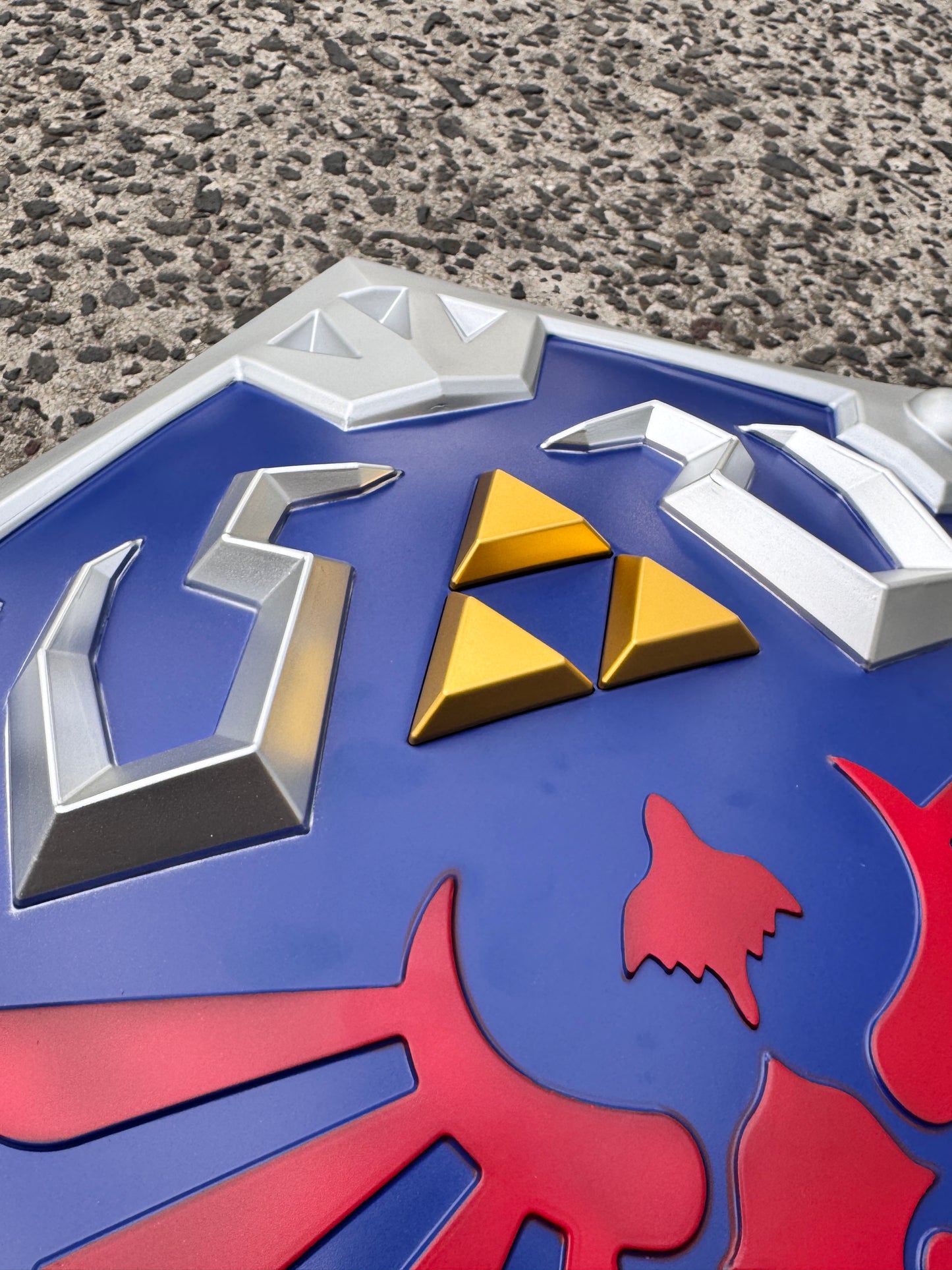 THE LEGEND OF ZELDA - HYLIAN SHIELD (LIFE SIZE METAL REPLICA)