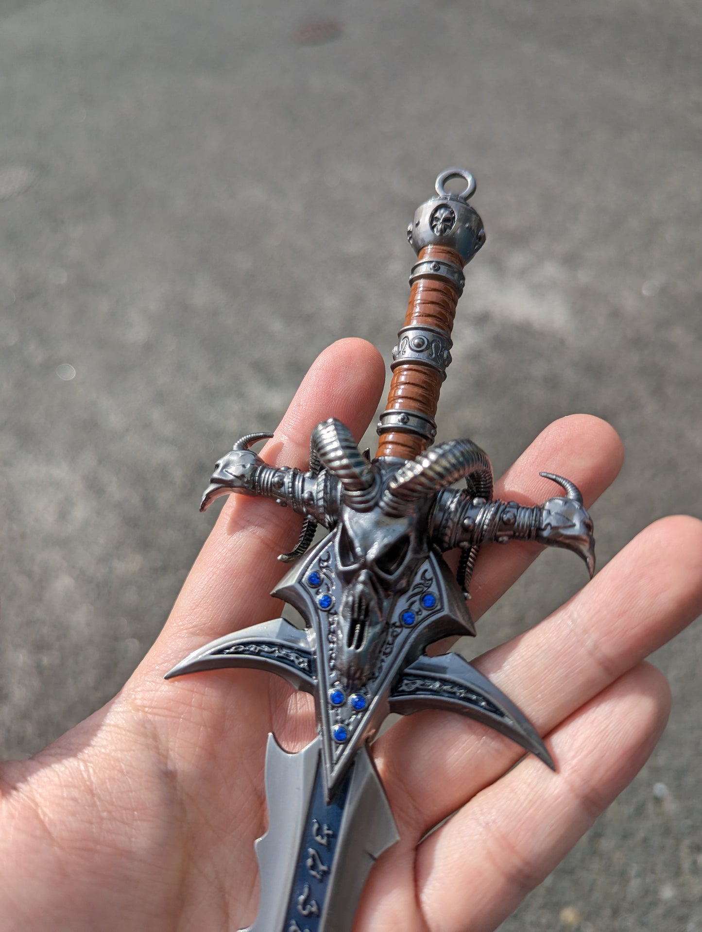 WORLD OF WARCRAFT – FROSTMOURNE MINI REPLICA (30 CM)