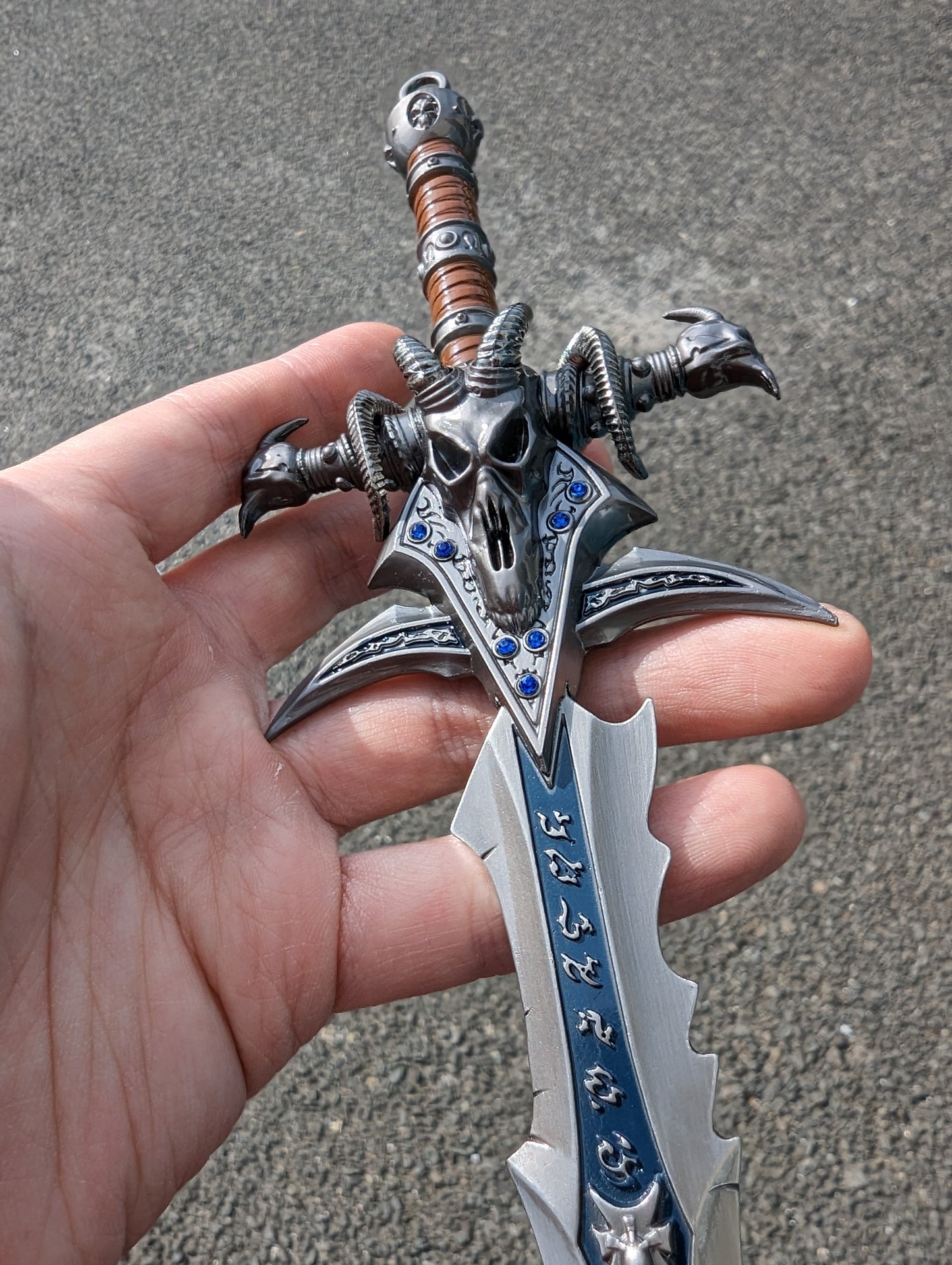 WORLD OF WARCRAFT – FROSTMOURNE MINI REPLICA (30 CM)