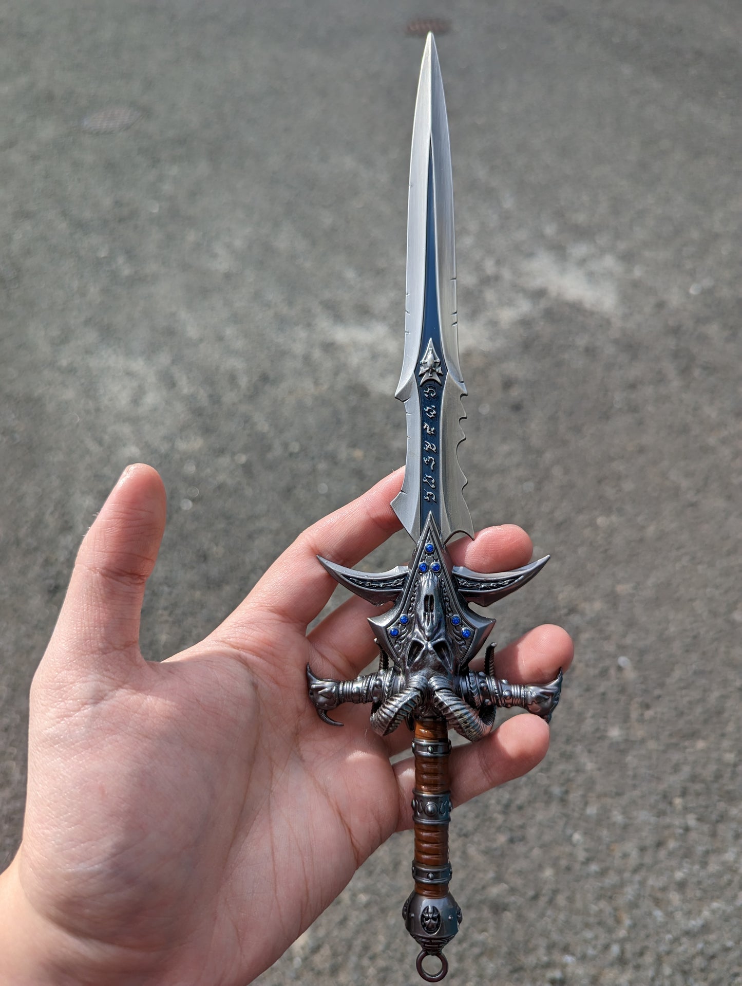 WORLD OF WARCRAFT – FROSTMOURNE MINI REPLICA (30 CM)