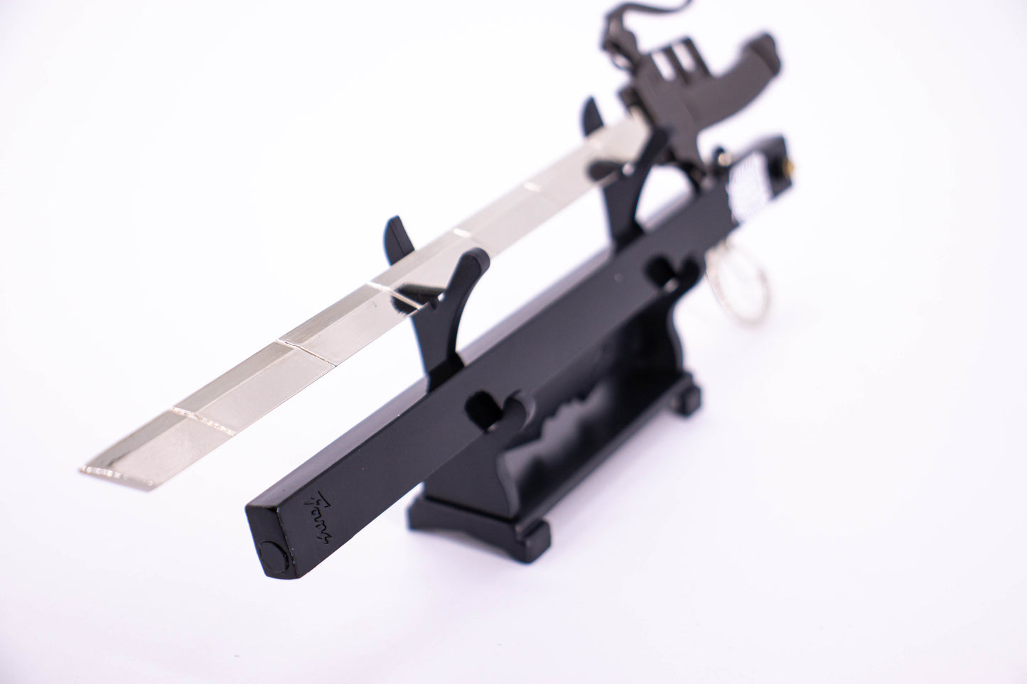 ATTACK ON TITAN – 3D MANEUVER GEAR SWORD KEYCHAIN