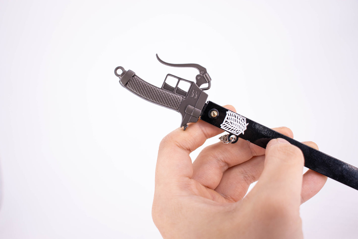 ATTACK ON TITAN – 3D MANEUVER GEAR SWORD KEYCHAIN