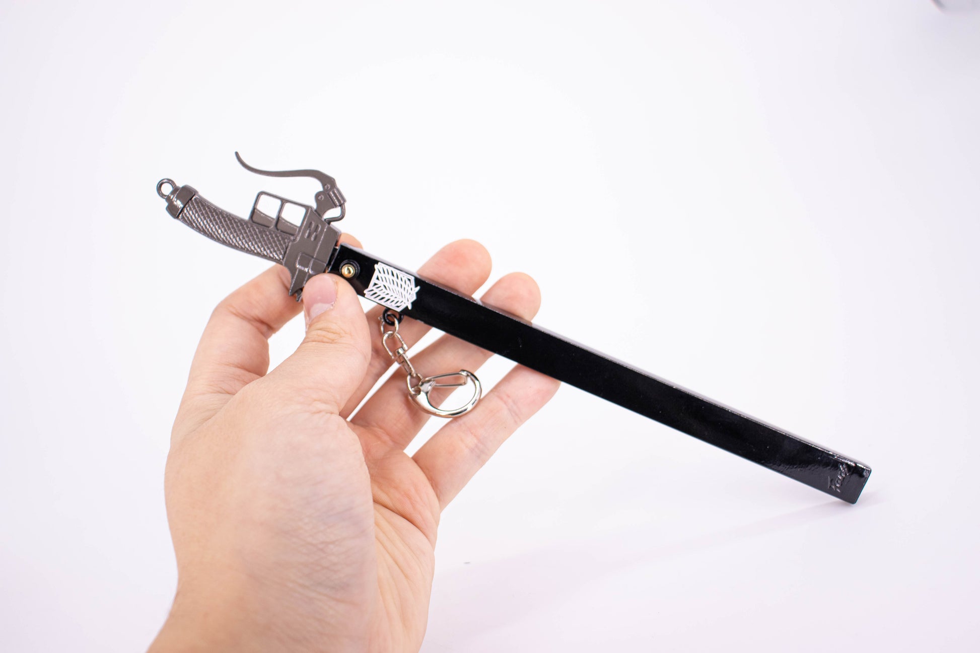 ATTACK ON TITAN – 3D MANEUVER GEAR SWORD KEYCHAIN